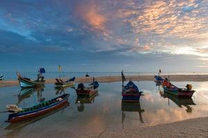 houten vissersboot in thailand foto