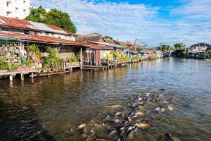 Thais dorp aan de rivier foto