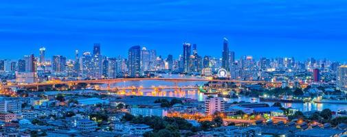 landschap panorama uitzicht op het stadsbeeld van bangkok 's nachts, thailand foto