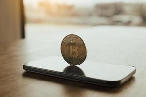 bitcoin symbool op smartphone scherm en cryptografie concept. foto