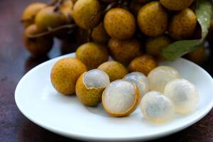 longan fruit Aan een bord isoleren Aan wit achtergrond foto