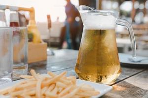 een kan singha bier met een glas bier op tafel. foto