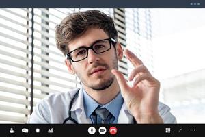 jonge mannelijke arts die serieus iets aan de patiënt uitlegt via online video-oproeptoepassing, telehealth-concepten foto