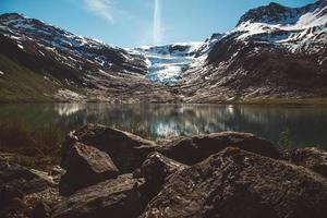 meer svartisvatnet in helgeland in noorwegen, van svartisen-gletsjer foto