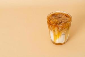 karamel macchiato koffie in glas foto