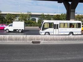 op de weg bangkok thailand28 november 2018een nieuwe minibus-auto zal het busje vervangen dat niet veilig is om in plaats daarvan de minibus te vervangen.op bangkok thailand28 november 2018 foto