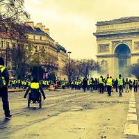 demonstranten tijdens een protest in gele hesjes foto