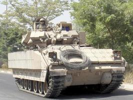 militaire legervoertuig tank op rupsen met vat foto