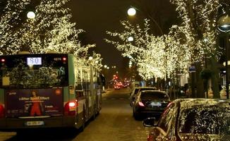 huis in straat op open stedelijke aard van donkere nacht foto