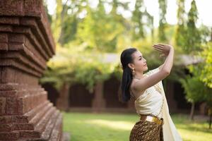 mooie vrouw die typisch Thaise kleding draagt foto