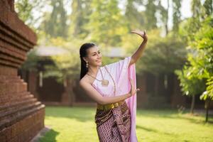 mooie vrouw die typisch Thaise kleding draagt foto