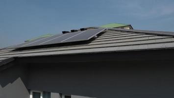 fotovoltaïsch. zonnecel paneel. zonnedakcentrale op het dak foto