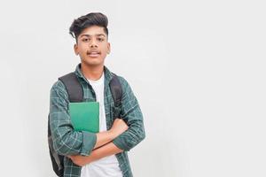 jonge indische student die dagboekbestand in de hand houdt. foto