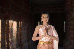 mooie vrouw die typisch Thaise kleding draagt foto