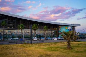 sochi, rusland-20 juni 2018 - de bouw van het adler-treinstation in de avond. foto