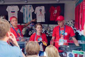 sochi, krasnodar region-14 juni 2018- voetbalfans op het plein. in sochi, tijdens de FIFA World Cup 2018 foto