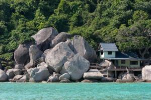 kleine hut aan de oever van het eiland koh nang yuan, koh tao. foto