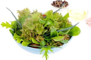 verse sappige salade met tomaten, gezond levensstijlconcept, concept van het gewichtsverlies. foto