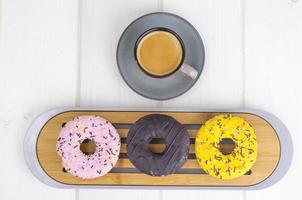 espresso, zoete donuts met kleurrijk glazuur. foto