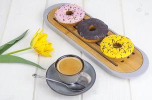 espresso, zoete donuts met kleurrijk glazuur. foto