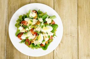 salade van verse groenten, eieren, kippenvlees met witte saus. foto