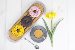 espresso, zoete donuts met kleurrijk glazuur. foto