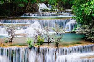 mooie waterval in het nationale parkbos bij de waterval van huai mae khamin, kanchanaburi thailand foto