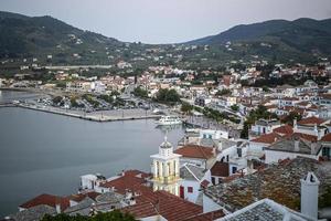 bovenaanzicht op de skopelos haven chora en heuvels van het skopelos eiland, griekenland. foto