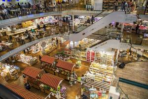 milan, italië - 31 mei 2016 - niet-geïdentificeerde mensen bij eataly smeraldo in milaan, italië. het is de grootste voedselmarkt in Milaan. foto