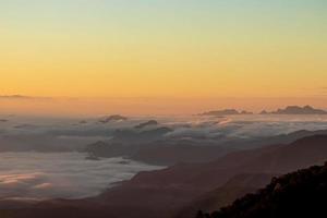 mistige berg dramatische zonsopgang achtergrond landschap thailand foto