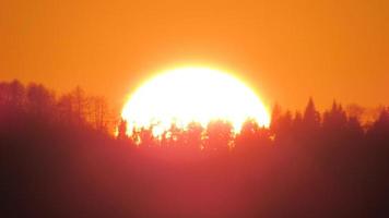 oranje zonsondergang in de bergen. mystiek berglandschap foto