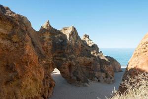 prachtige natuurlijke kalkstenen boog op een strand. blauwe oceaan op de achtergrond. alvor, portugal foto