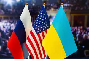 de amerikaanse vlag, russische vlag, oekraïne vlag. vlag van de vs, vlag van rusland, vlag van oekraïne. de Verenigde Staten van Amerika en de confrontatie met de Russische Federatie. russische invasie van oekraïne foto