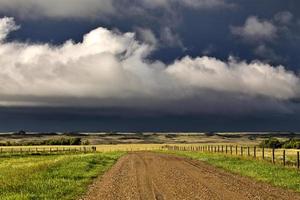 onweerswolken prairie lucht onverharde weg foto