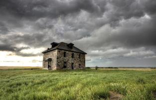 onweerswolken prairie hemel stenen huis foto