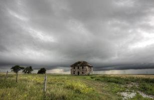 onweerswolken prairie hemel stenen huis foto