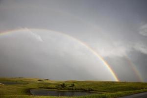 onweerswolken saskatchewan regenboog foto