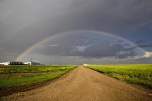 onweerswolken saskatchewan regenboog foto