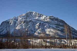 rotsachtige bergen in de winter canada foto