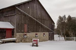 oude vintage schuur en slee foto