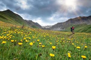 kinderen wandelen op zwitserse alpen foto