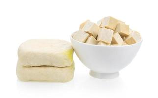 tofu in kom op de witte achtergrond foto