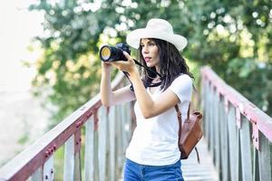 wandelaar vrouw die foto's maakt met een spiegelloze camera foto