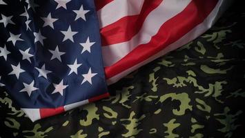 Amerikaanse vlag en militair camouflagepatroon. bovenaanzicht hoek. foto