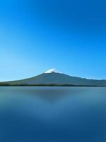 Fuji-berg op ochtend in verticale afbeelding foto