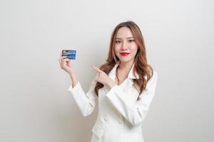 portret mooie aziatische vrouw met creditcard foto