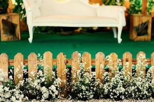 huwelijksboog, bruiloft, huwelijksmoment, huwelijksdecoraties, bloemen, stoelen, buitenceremonie in de open lucht foto
