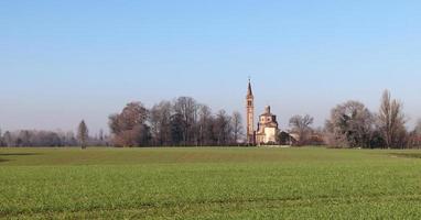 landschap landschap van de po-vallei, pianura padana, met kerk van sant'andrea van quarto, onderdeel van de gemeente bologna. Italië foto