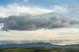 spectaculaire wolken boven het Toscaanse platteland stad terricciola pisa foto