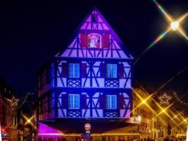 kerstversiering in de straten van colmar. verlichte huizen en nieuwjaarssprookje foto